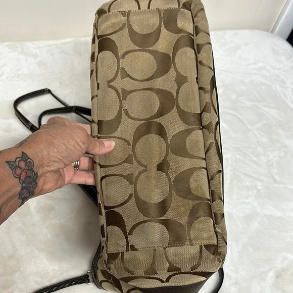 Coach Brown Tote Bag with Signature Design - Picture 5 of 16